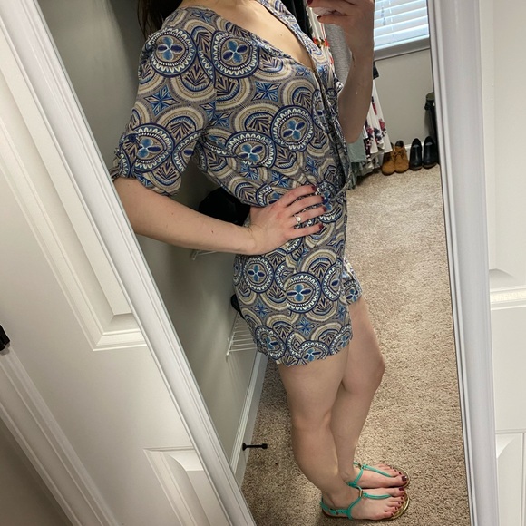 Comfy Blue & Tan V-Neck Romper - Picture 2 of 5